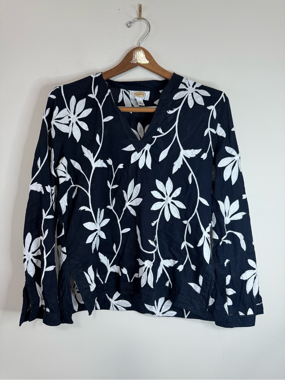 Talbots vintage Women's Navy Floral Embroidered V-Neck Top in size 12P